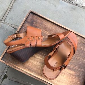 LEATHER WEDGE SANDALS